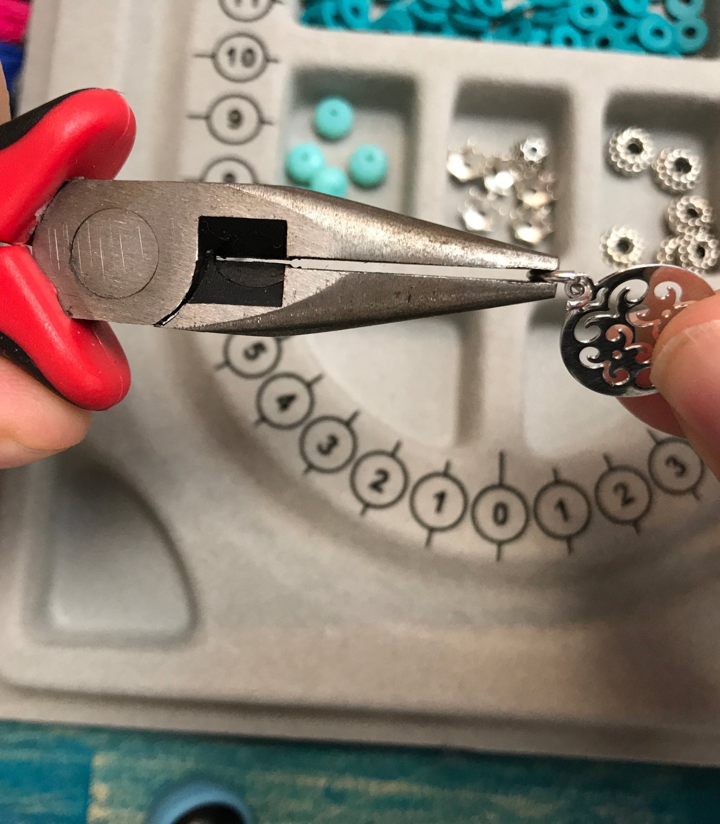zelf een sleutelhanger maken met ringetjes en bedels, beginnersgids Kraaltjes van Renate
