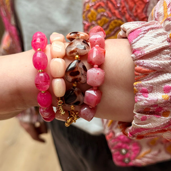 Gelaagde DIY armbanden van roze acryl kralen en Miyuki rocailles op gecoat ijzerdraad met boeisluiting