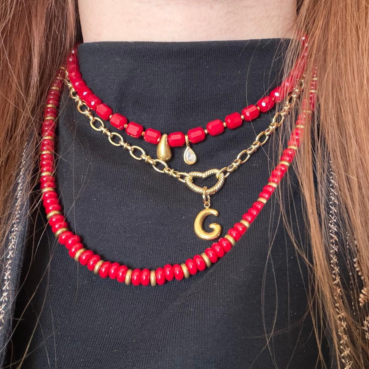 DIY ketting: Rode Kralenketting met Gouden Initial & Hartsluiting