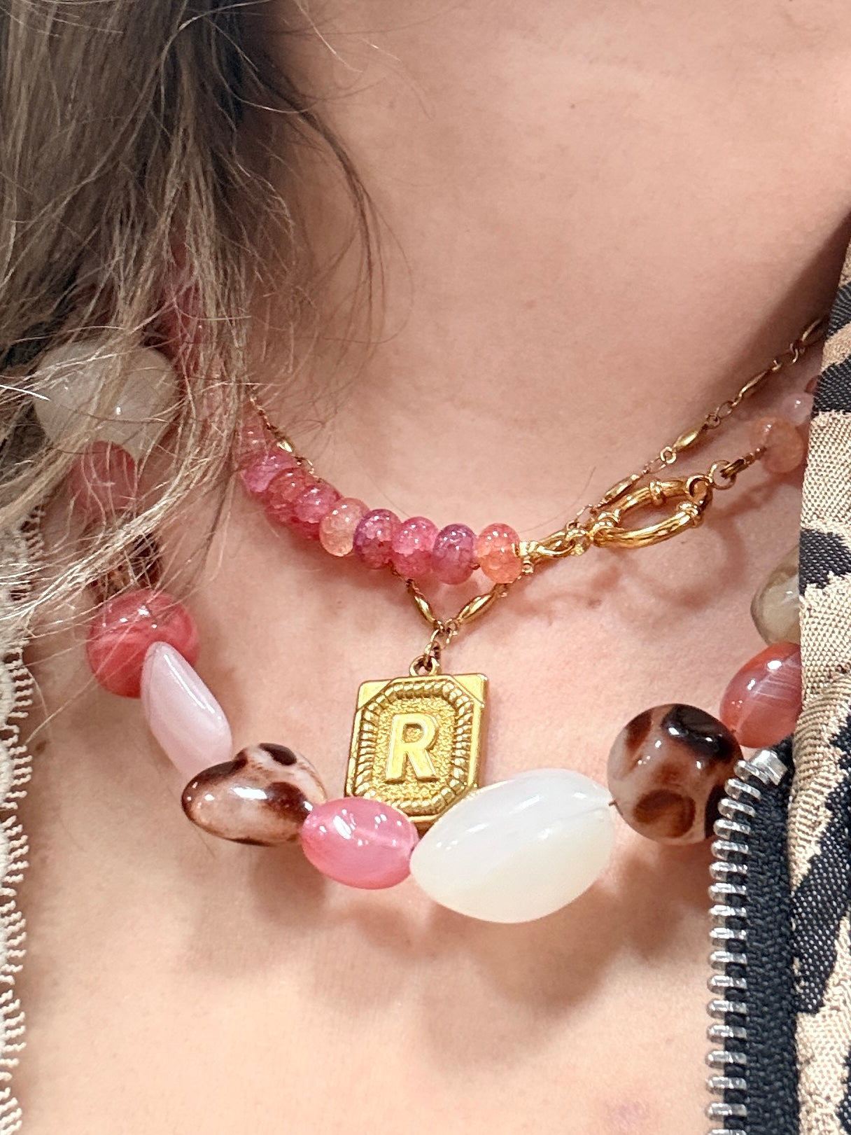DIY | Gelaagde Roze Kettingset met Initiaal en Crackle Glas