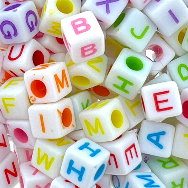 Acryl letterkralen vierkant wit-multicolor 8mm - 100stuks-Kralen-Kraaltjes van Renate