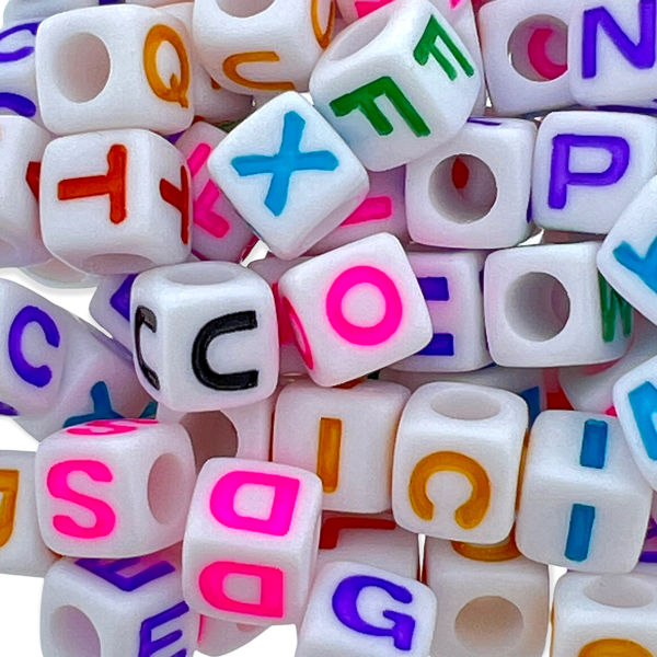 Acryl letterkralen vierkant wit-multicolor 8mm - 100stuks-Kralen-Kraaltjes van Renate