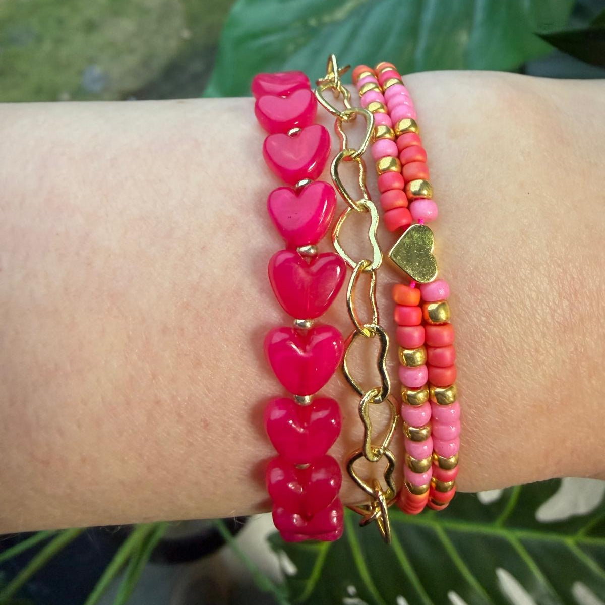 Armbanden_stack_met_fuchsia_roze_hartjes