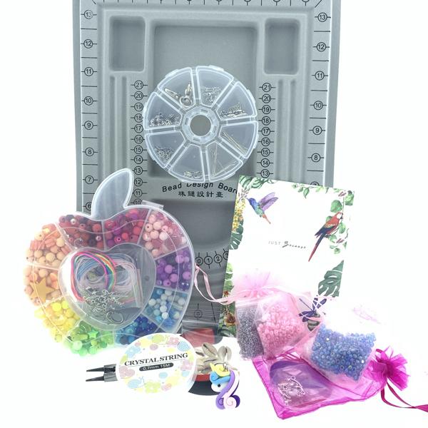 Giftbox kids MEGA met kralen, tang, design bord, schelpjes, bedels & draad-Kraaltjes van Renate