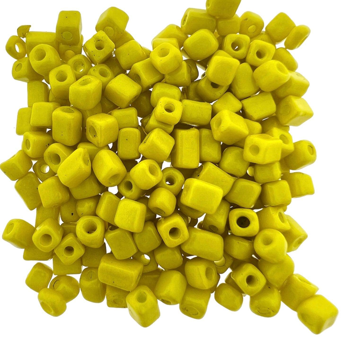 Glaskralen Cube dark yellow 5x4mm - 20 gram-Kralen-Kraaltjes van Renate