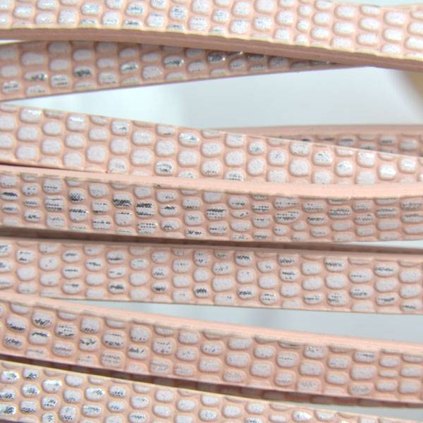 Imitatie leer strook Licht roze schubben zilver 5x2mm - 120cm-Kraaltjes van Renate