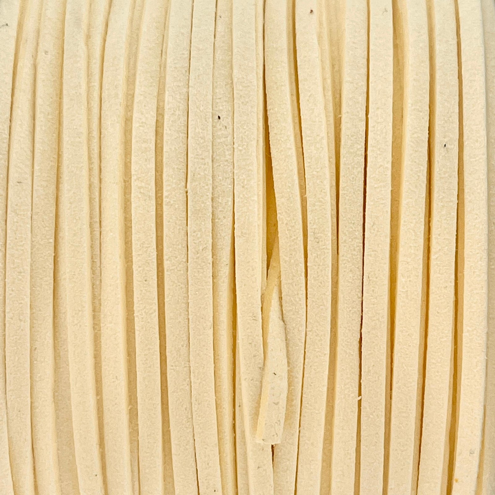 Imitatie suede crème 3x1,5mm - 2 meter-koord-Kraaltjes van Renate