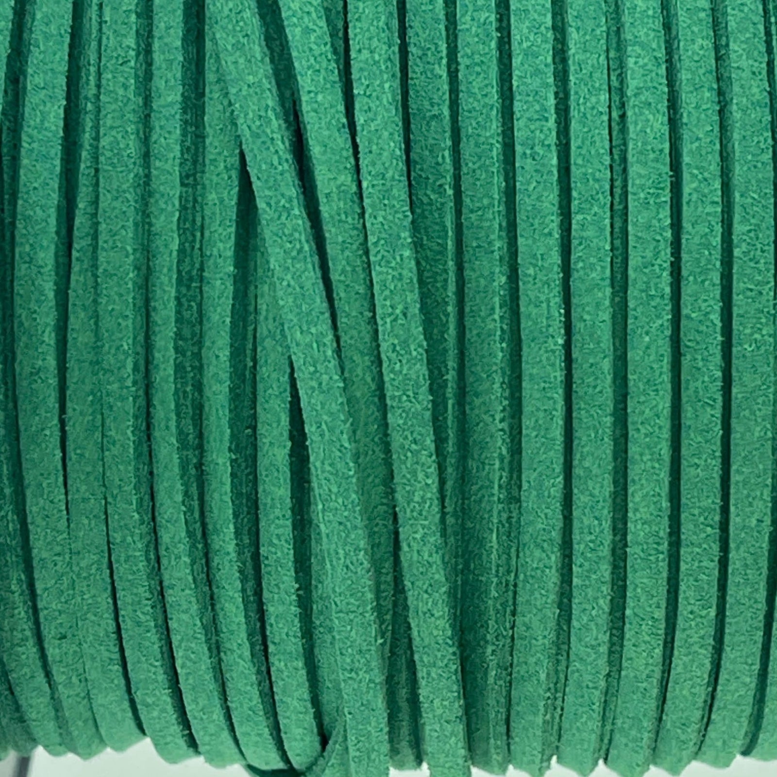Imitatie suede groen 3x1,5mm - 2 meter-koord-Kraaltjes van Renate