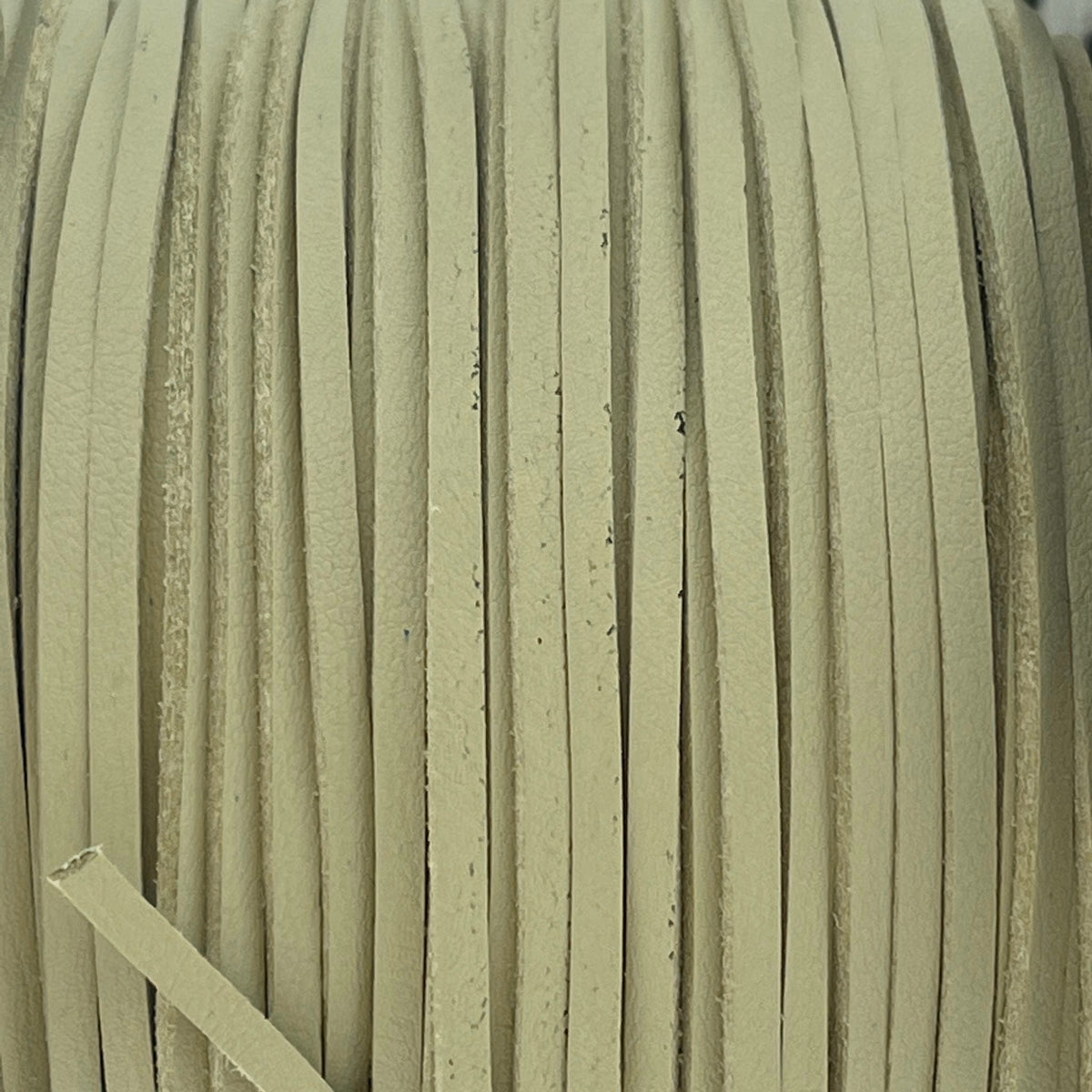 Imitatie suede leather beige 3x1,5mm - 2 meter-koord-Kraaltjes van Renate