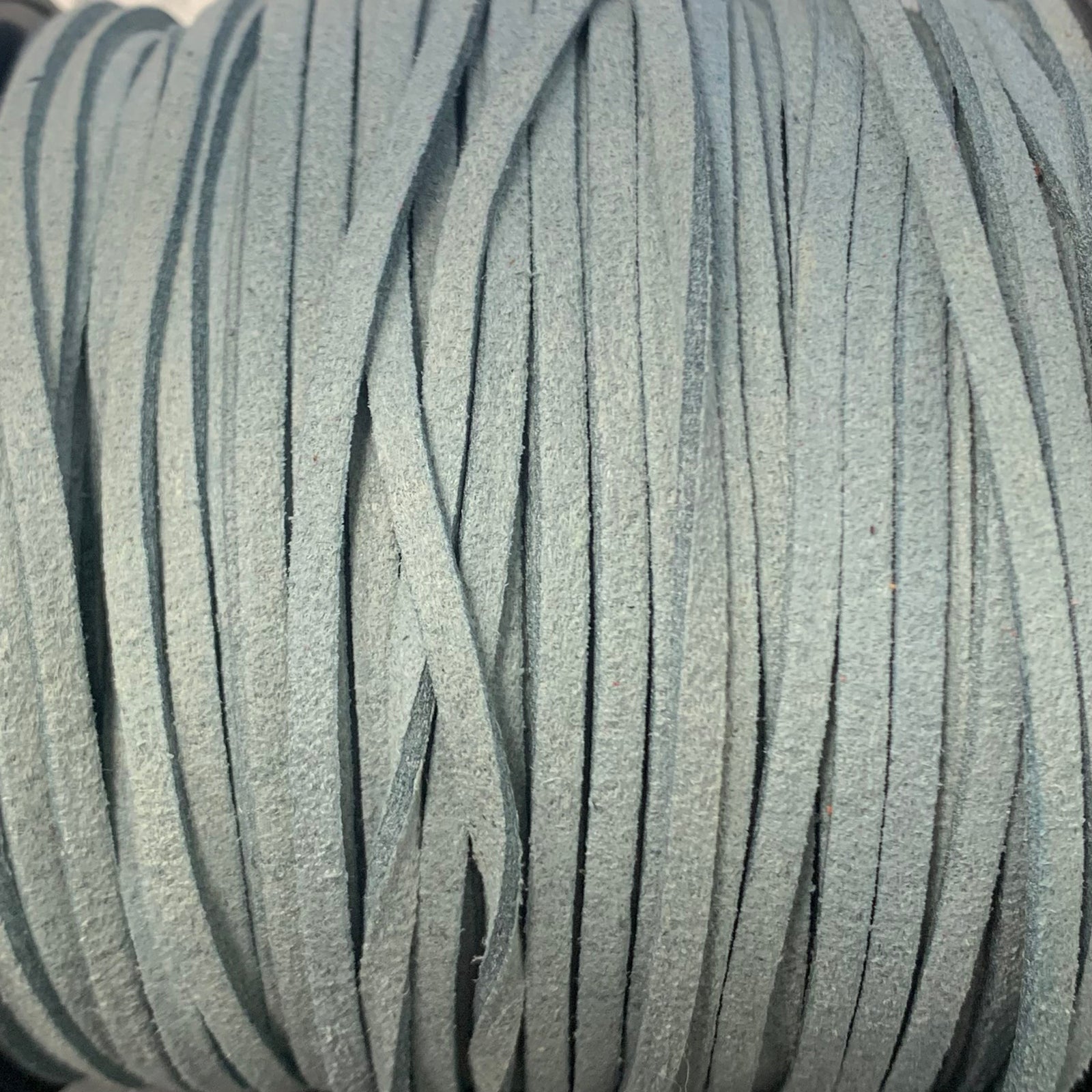 Imitatie suede lichtblauw grijs 3x1,5mm - 2 meter-koord-Kraaltjes van Renate