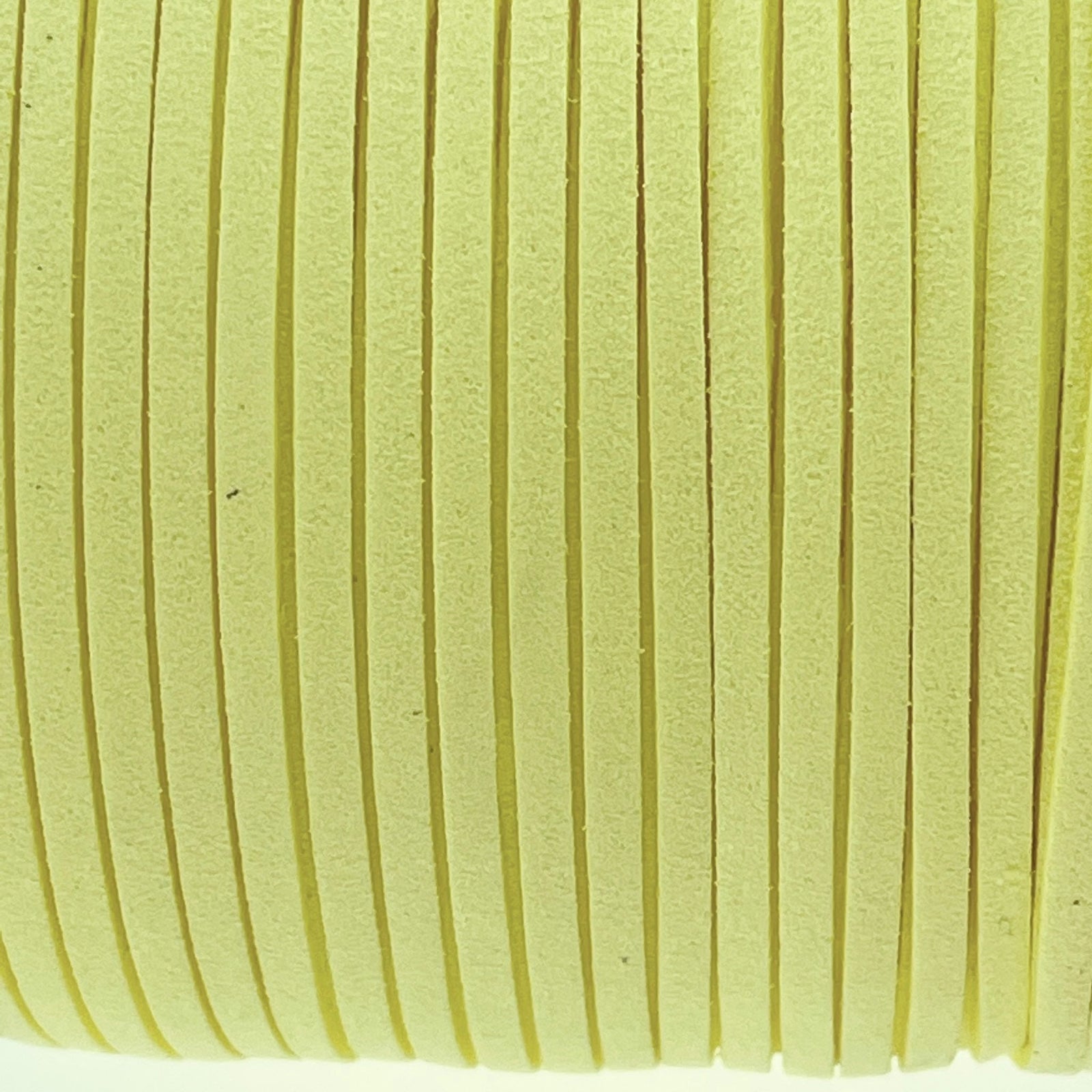 Imitatie suede lichtgeel 3x1,5mm - 2 meter-koord-Kraaltjes van Renate