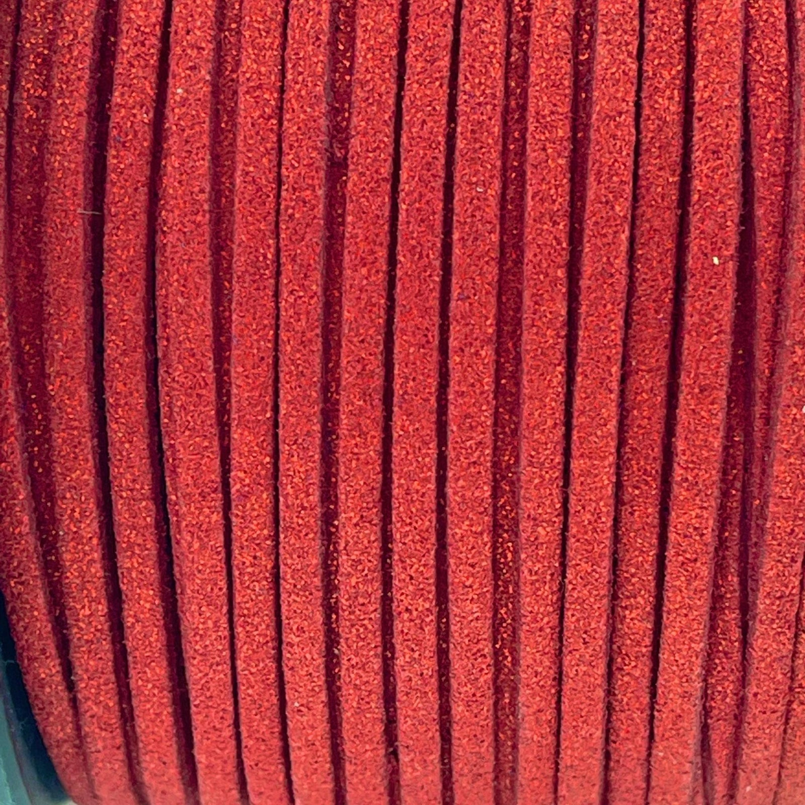 Imitatie suede rood met glitters 3x1,5mm - 2 meter-koord-Kraaltjes van Renate
