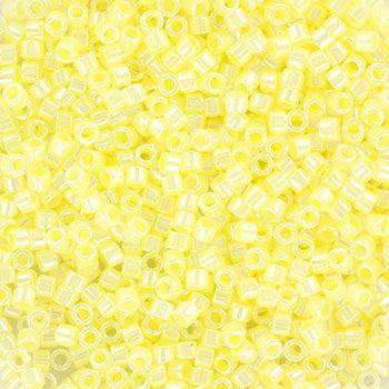 Miyuki Delica DB-232 Lined Cr. Pale Yellow Luster 11/0 - 4 gram-Kralen-Kraaltjes van Renate