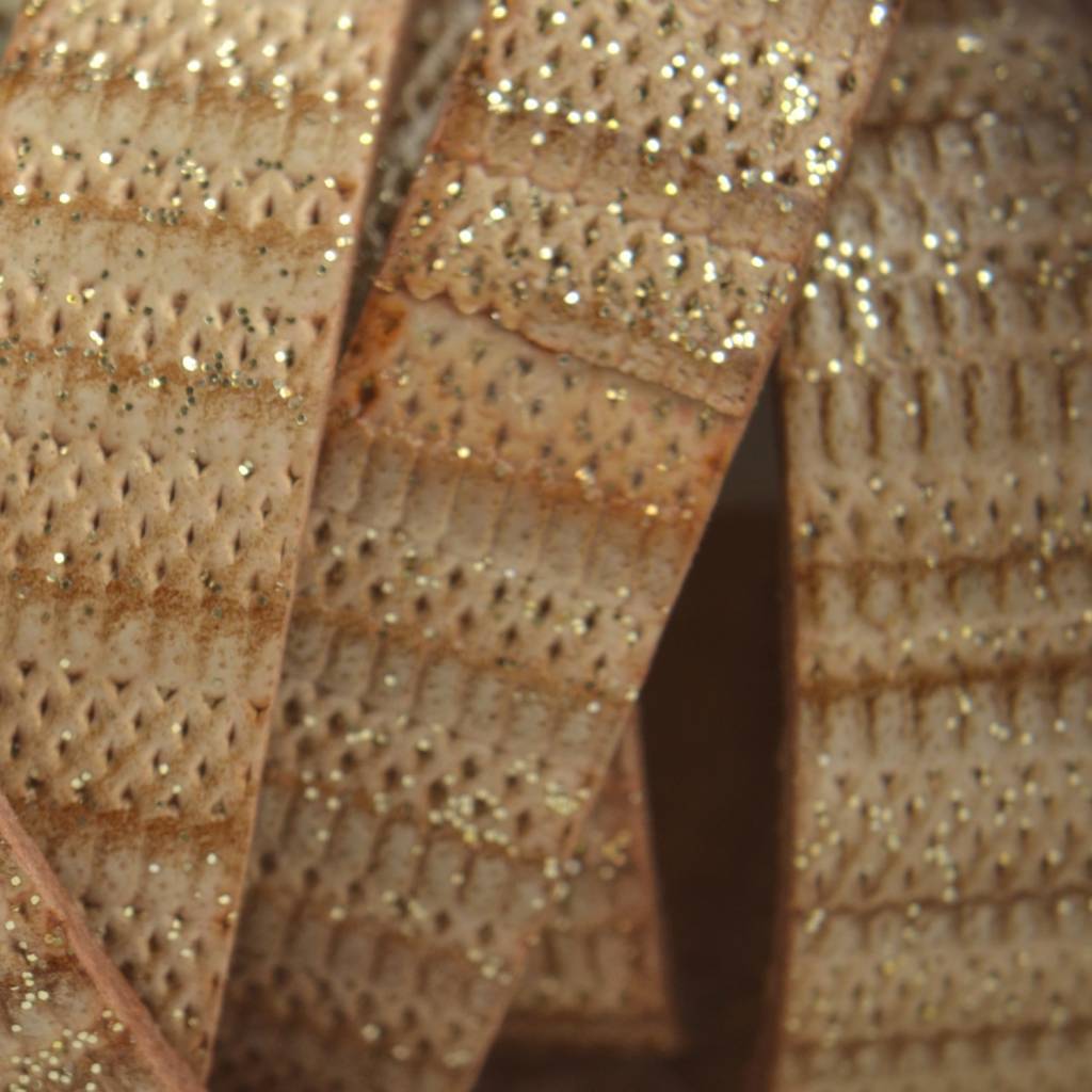 Plat Italian leer Naturel golden glitter 10x2mm - prijs per cm-Kraaltjes van Renate