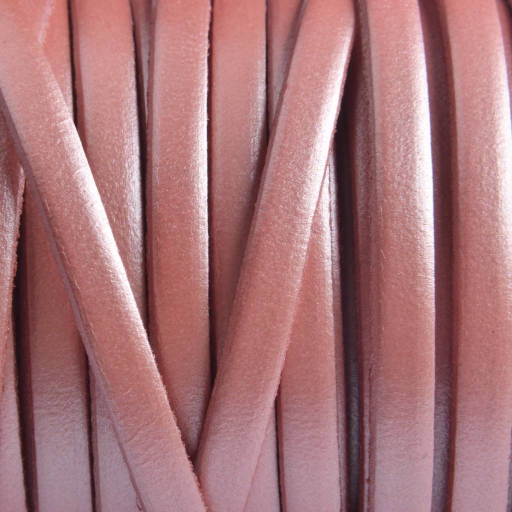 Plat leer metallic zalm roze 5x2mm - prijs per cm-Kraaltjes van Renate
