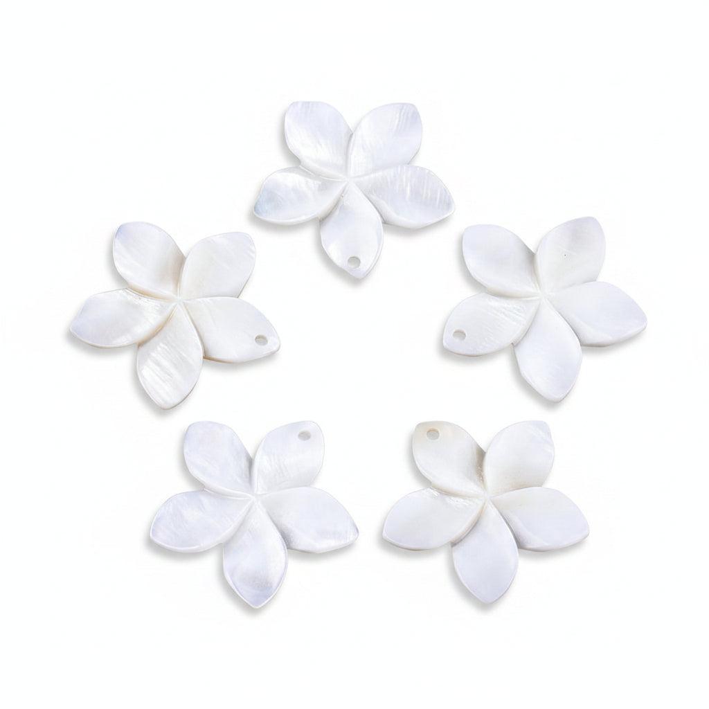 Schelp Bedel Bloem Gegraveerd Crèmewit 33.8mm - per stuk-Bedels-Kraaltjes van Renate