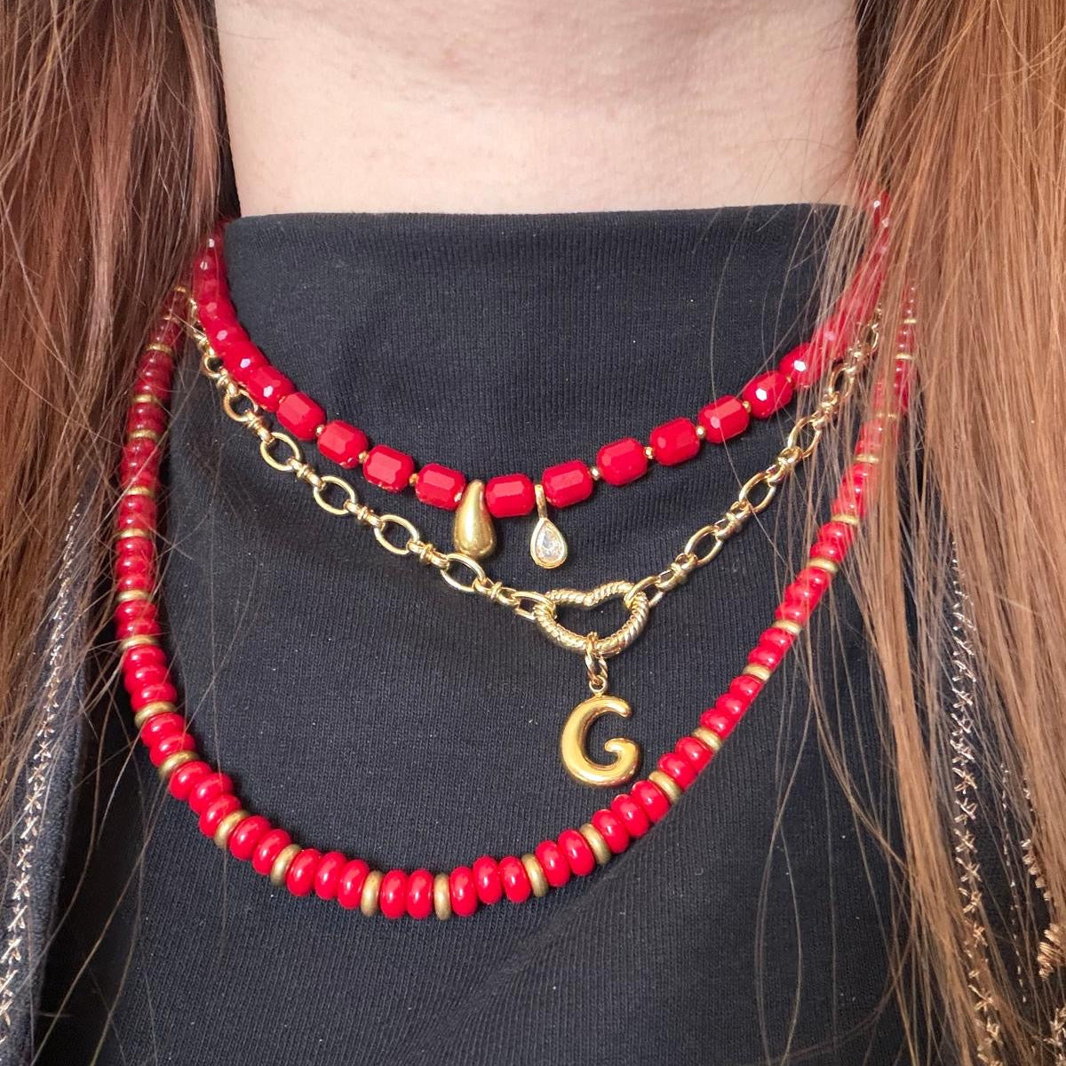 Sieraden_rood_glaskralen_met_schakelketting_en_bedels_Goud