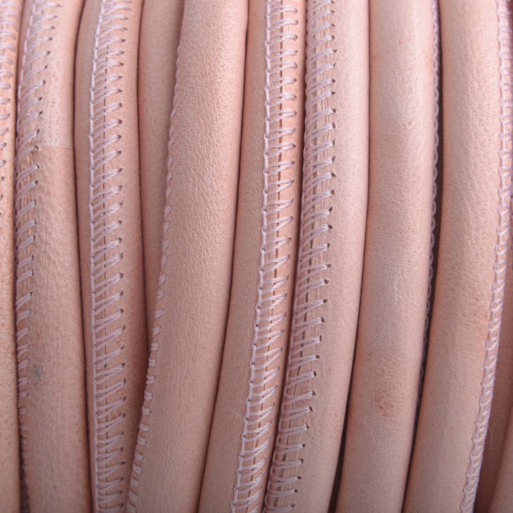 Stitched rond PQ leer soft pink 6mm - prijs per cm-Kraaltjes van Renate