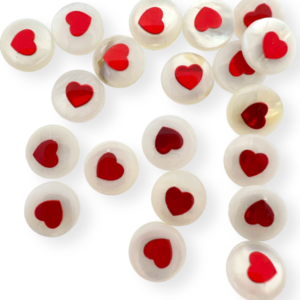 Zoetwaterschelp kraal parelmoer met rood hartje 8mm-Kralen-Kraaltjes van Renate